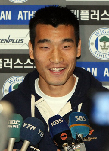 25일 오후 잉글랜드 프로축구 프리미어리그 위건 애슬레틱에서 뛰게 된 조원희가 취업비자를 받기위해 인천국제공항으로 귀국하며 기자들의 질문에 답하고 있다.
 