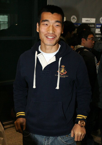 25일 오후 잉글랜드 프로축구 프리미어리그 위건 애슬레틱에서 뛰게 된 조원희가 취업비자를 받기위해 인천국제공항으로 귀국하며 기자들의 질문에 답하고 있다.
 