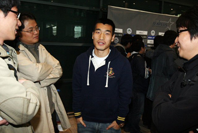 25일 오후 잉글랜드 프로축구 프리미어리그 위건 애슬레틱에서 뛰게 된 조원희가 취업비자를 받기위해 인천국제공항으로 귀국하며 기자들의 질문에 답하고 있다.
 