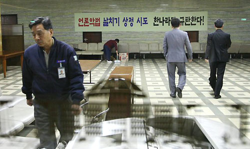한나라당의 미디어법 상정이 이뤄진 국회 문방위 회의실 앞에 26일 한나라당을 비판하는 대형 플래카드가 걸려있다. 민주당은 한나라당의 미디어법 본회의 상정을 위한 표결을 막기위해 문방위 회의실에서 의원총회를 지속적으로 열 예정이다. 