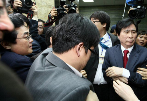 고흥길 국회 문화체육관광방송통신심의위원회위원장이 25일 국회에서 열린 문방위 전체회의 도중 기습적으로 미디어법 개정안을 상정한 뒤 상임위장을 빠져 나가자 민주당 간사인 전병헌 의원이 항의하고 있다. 