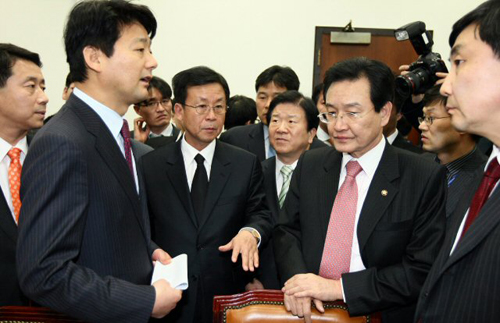 고흥길 국회 문화체육관광방송통신위원회위원장이 25일 국회에서 열린 문방위 전체회의 도중 기습적으로 미디어법 개정안을 상정한 뒤 회의장을 떠나자 원혜영 민주당 원내대표와 박병석 정책위의장, 서갑원 원내수석부대표를 비롯한 민주당 문방위 위원들이 심각히 대책을 논의하고 있다. 