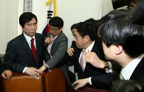 고흥길 국회 문화체육관광방송통신심의위원회위원장이 25일 국회에서 열린 문방위 전체회의 도중 기습적으로 미디어법 개정안을 상정하자 이를 저지하려는 민주당 의원들을 상임위 직원들과 한나라당 의원들이 몸으로 보호하고 있다. 