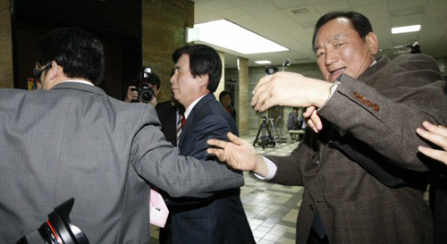  한나라당 김효재 의원과 문방위 직원들이 25일 국회 문화체육관광방송통신위원회에서 미디어법을 일괄상정한 고흥길 위원장을 보호하며 밖으로 나가고 있다. 
