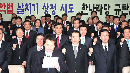 26일 국회 문방위 회의실 앞에서 열린 민주당 의원총회에서 정세균 대표와 원혜영 원내대표 등 소속 의원들이 한나라당의 미디어법안 상정을 규탄하는 구호를 외치고 있다. 