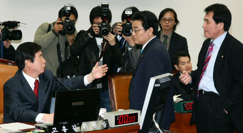  고흥길 국회 문화체육관광방송통신위원회 위원장과 전병헌 민주당 문방위 간사, 장세환 의원이 25일 국회에서 열린 문방위 전체회의 개회에 앞서 문방위 출입구에 국회 경위들을 배치한 것을 두고 항의하고 있다. 