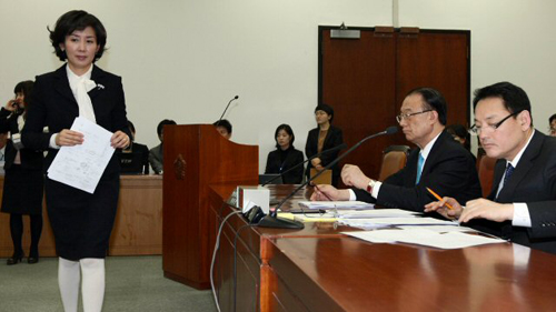  국회 문방위 한나라당 간사인 나경원 의원이 25일 국회에서 열린 국회 문화체육관광방송통신심의위 전체회의에서 상정 법안에 대한 법안소위 심사보고를 마친 뒤 유인촌 문화장관과 최시중 방통위원장을 지나 자리로 돌아가고 있다. 