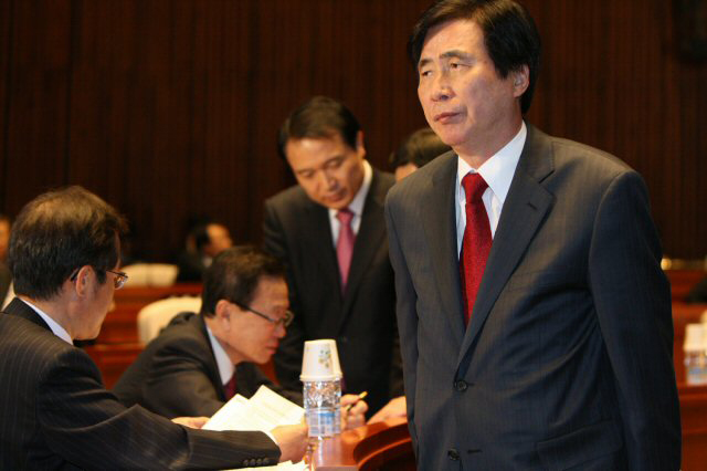  25일 국회에서 열린 한나라당 정책의총에서 문방위 고흥길 위원장이 박희태 대표, 홍준표 원내대표와 함께 대화를 나눈 뒤 문방위로 향하고 있다. 