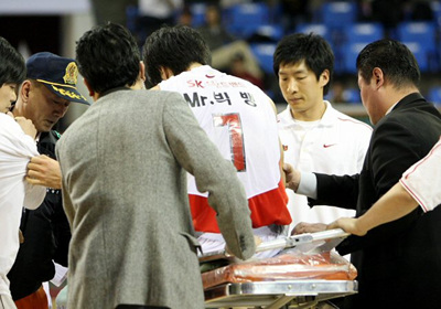 25일 오후 서울 잠실학생체육관에서 열린 프로농구 서울 SK와 창원 LG의 경기에서 SK 방성윤이 부상을 입고 들것에 실려나가고 있다.
 