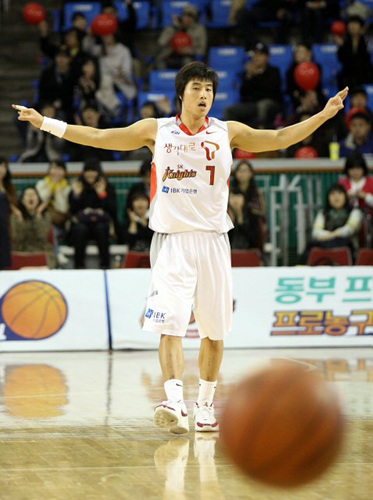 25일 오후 서울 잠실학생체육관에서 열린 프로농구 서울 SK와 창원 LG의 경기에서 SK 방성윤이 슛을 성공시킨 뒤 기뻐하고 있다. 