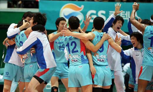 26일 인천 도원체육관에서 열린 프로배구 남자부경기에서 LIG손해보험에 세트스코어 3-2로 이긴 대한항공 선수들이 기뻐하고 있다. 3위 대한항공은 이날 승리로 4위 LIG손보와 승차를 더 벌려 플레이오프 진출을 굳혔다. 
