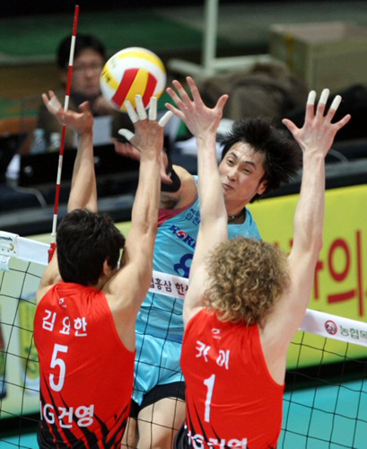 26일 인천 도원체육관에서 열린 프로배구 남자부 대한항공-LIG손해보험의 경기. 대한항공 김학민이 LIG손보 김요한(5번)과 카이(1번)를 상대로 스파이크를 하고 있다. 대한항공이 세트스코어 3-2로 이겼다. 