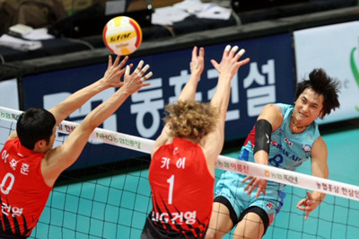 26일 인천 도원체육관에서 열린 프로배구 남자부 대한항공-LIG손해보험의 경기. 대한항공 김학민이 LIG 이동훈, 카이의 블로킹위로 강타를 날리고 있다. 대한항공이 세트스코어 3-2로 이겼다. 