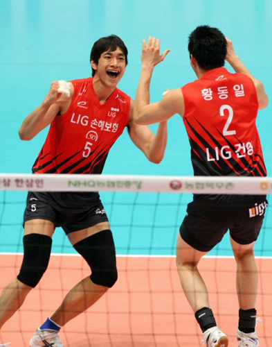 26일 인천 도원체육관에서 열린 프로배구 남자부 대한항공-LIG손해보험의 경기. LIG손보 김요한(왼쪽)이 서브에이스를 하고 황동일과 기쁨을 나누고 있다. 