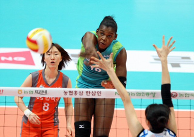 26일 인천 도원체육관에서 열린 프로배구 여자부 GS칼텍스-도로공사의 경기. GS칼텍스 데라크루즈가 후위공격을 하고 있다. 