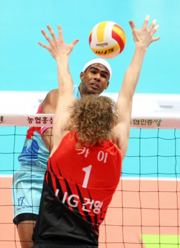 26일 인천 도원체육관에서 열린 프로배구 남자부 대한항공-LIG손해보험의 경기. 대한항공 요스레이더 칼라가 LIG 카이를 상대로 스파이크를 하고 있다. 