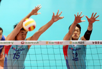 26일 인천 도원체육관에서 열린 프로배구 남자부 대한항공-LIG손해보험의 경기. 대한항공 김형우(왼쪽)와 장광균이 LIG의 공격을 블로킹하며 두 눈을 질끈 감고 있다. 