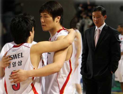  27일 인천 삼산체육관에서 열린 프로농구 KCC와 경기에서 84-77로 이긴 전자랜드 서장훈과 정영삼이 포옹을 하고 있다.(왼쪽) 
27일 인천 삼산체육관에서 열린 프로농구 전자랜드와 경기에서 진 KCC 허재 감독이 경기장을 빠져나가고 있다.(오른쪽)

이날 경기에서 전자랜드가 84 대 77로 이기며 팀 최다인 8연승을 기록했다. 