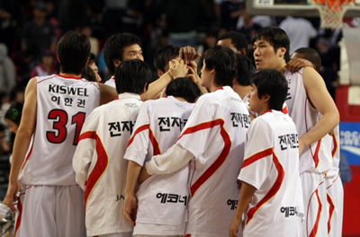 27일 인천 삼산체육관에서 열린 프로농구 KCC와 경기에서 84-77로 이긴 전자랜드 선수들이 기쁨을 나누고 있다. 이날 경기에서 전자랜드가 84 대 77로 이기며 팀 최다인 8연승을 기록했다. 