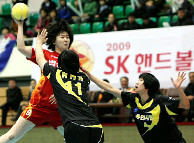 1일 오후 성남실내체육관에서 열린 2009 SK 핸드볼큰잔치 여자부 결승 벽산건설과 용인시청의 경기에서 벽산건설 김온아(왼쪽)의 공격을 용인시청 남현화(앞), 윤아름이 막고 있다. 