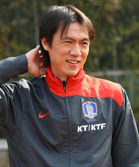 20세 이하 청소년 축구 국가대표팀이 소집된 2일 오전 신임 홍명보 감독이 경기도 파주 축구대표팀트레이닝센터에서 기자들과 인사하고 있다. 
 