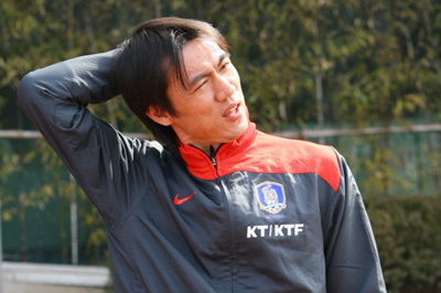20세 이하 청소년 축구 국가대표팀이 소집된 2일 오전 신임 홍명보 감독이 경기도 파주 축구대표팀트레이닝센터에서 기자들과 인사하고 있다. 
 