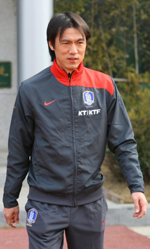20세 이하 청소년 축구 국가대표팀이 소집된 2일 오전 신임 홍명보 감독이 인터뷰를 위해 경기도 파주 축구대표팀트레이닝센터 건물에서 나오고 있다.
 