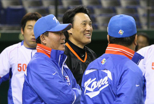  3일 일본 도쿄돔에서 WBC 대한민국 야구 대표팀과 일본 프로야구 요미우리 자이언츠의 연습경기 전, 요미우리 이승엽이 김인식 야구 대표팀 감독을 찾아와 인사를 하고 있다.
<table width="250" border="0" align="right" cellpadding="2" cellspacing="1" bgcolor=D0D0D0 hspace="10"><tr bgcolor=ffffff><td><img src="http://news.kbs.co.kr/image/title_relation.gif" align="absmiddle"><font style="font-size:9pt" class="news_politics"><b> 관련 포토뉴스</b></FONT></td></tr><tr bgcolor=ffffff> <td class="link2" > <a href="http://sports.kbs.co.kr/article/baseball/200903/20090303/1732674.html"><font color=1881C3><b> - WBC 대한민국 vs 요미우리 연습경기</b></font></a></td></tr></table> 