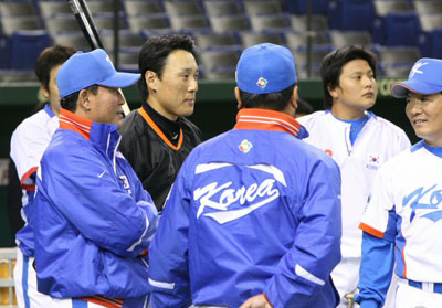 3일 일본 도쿄돔에서 WBC 대한민국 야구 대표팀과 일본 프로야구 요미우리 자이언츠의 연습경기 전, 요미우리 이승엽이 김인식 야구 대표팀 감독 등 코치진을 찾아와 인사하고 있다. 