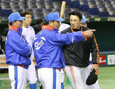 3일 일본 도쿄돔에서 WBC 대한민국 야구 대표팀과 일본 프로야구 요미우리 자이언츠의 연습경기 전, 요미우리 이승엽이 김인식 야구 대표팀 감독을 찾아와 인사를 하고 있다. 