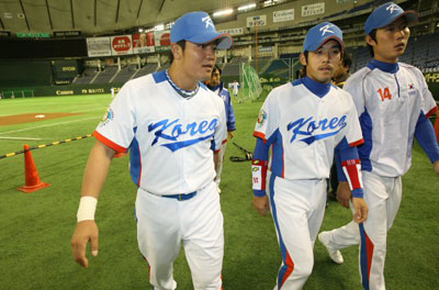 3일 일본 도쿄돔에서 WBC 대한민국 야구 대표팀과 일본 프로야구 요미우리 자이언츠의 연습경기 전, 추신수가 몸을 풀고 나서 덕아웃으로 가고 있다. 