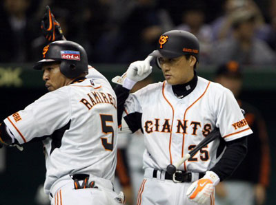 3일 오후 일본 도쿄돔에서 열린 WBC 대한민국 야구 대표팀과 일본 프로야구 요미우리 자이언츠의 연습경기, 1점 홈런을 친 요미우리 라미레스(왼쪽)가 이승엽과 하이파이브 후 한국 덕아웃을 바라보고 있다. 