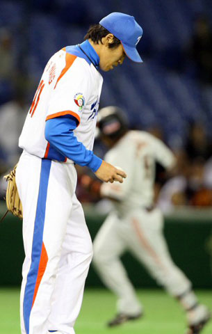 3일 오후 일본 도쿄돔에서 열린 WBC 대한민국 야구 대표팀과 일본 프로야구 요미우리 자이언츠의 연습경기, 한국 황두성이 요미우리 라미레스에게 1점 홈런을 허용한 후 고개를 숙이고 있다. 