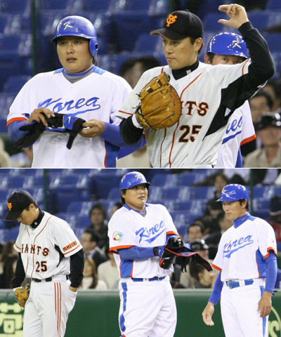 3일 오후 일본 도쿄돔에서 열린 WBC 대한민국 야구 대표팀과 일본 프로야구 요미우리 자이언츠의 연습경기,  한국 김태균이 2회말 1사 상황에서 안타를 친 후 요미우리 1루수 이승엽과 나란히 서있다. 