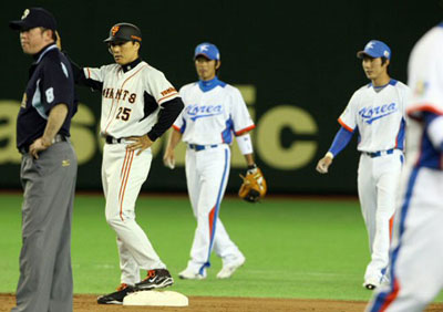3일 오후 일본 도쿄돔에서 열린 WBC 대한민국 야구 대표팀과 일본 프로야구 요미우리 자이언츠의 연습경기, 요미우리 이승엽이 1회초 2사 1, 2루 상황에서 2타점 2루타를 친 후 손을 들어보이고 있다. 