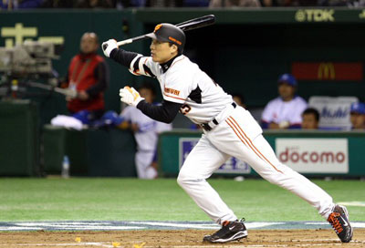 3일 오후 일본 도쿄돔에서 열린 WBC 대한민국 야구 대표팀과 일본 프로야구 요미우리 자이언츠의 연습경기, 요미우리 이승엽이 1회초 2사 1, 2루 상황에서 2타점 2루타를 치고 있다. 