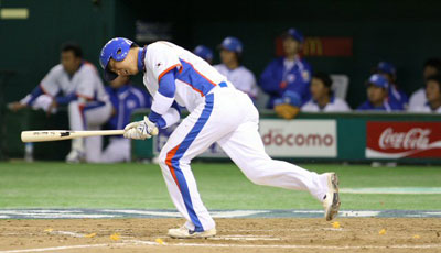 3일 오후 일본 도쿄돔에서 열린 WBC 대한민국 야구 대표팀과 일본 프로야구 요미우리 자이언츠의 연습경기, 한국 마지막 타자로 나선 최정이 9회말 2사 2루 상황에서 내야 땅볼을 친 후 아쉬워 하고 있다. 