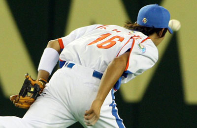 3일 오후 일본 도쿄돔에서 열린 WBC 대한민국 야구 대표팀과 일본 프로야구 요미우리 자이언츠의 연습경기, 한국 박기혁이 요미우리 다나카의 타구를 잡기 위해 점프했지만 키를 살짝 넘기는 안타를 허용하고 있다. 