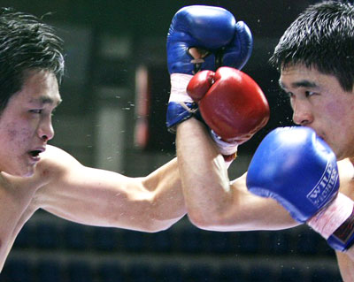 4일 오후 서울 장충체육관에서 열린 제35회 프로복싱 신인왕전 웰터급 결승전에서 김경진(왼쪽)과 박재성이 서로 방어를 하고 있다. 
