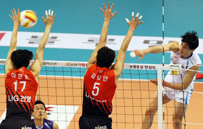 4일 대전 충무체육관에서 열린 2008-2009 프로배구 남자부 삼성화재-LIG손해보험 경기에서 삼성화재 손재홍(오른쪽)이 상대 블로킹을 앞에 두고 스파이크를 시도하고 있다. 