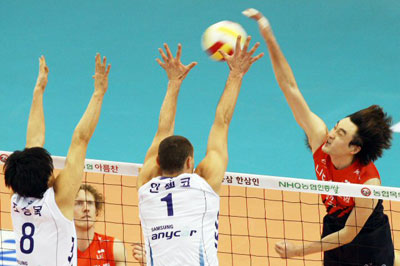  4일 대전 충무체육관에서 열린 2008-2009 프로배구 남자부 삼성화재-LIG손해보험 경기에서 LIG 이경수(오른쪽)가 상대 블로킹 위로 스파이크를 하고 있다. 