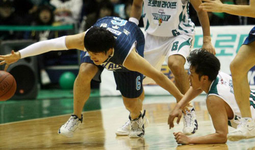  5일 원주치악체육관에서 열린 2008-2009 프로농구 원주 동부-전주 KCC 경기에서 KCC 조우현(왼쪽)과 동부 손규완이 치열한 볼다툼을 벌이고 있다. 