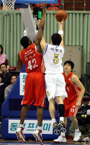 5일 서울 잠실실내체육관에서 열린 2008-2009 프로농구 서울 삼성-울산 모비스 경기에서 삼성 이정석이 모비스 던스톤의 수비를 앞에 두고 골밑슛을 시도하고 있다. 