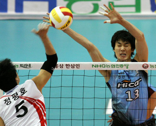   5일 수원실내체육관에서 열린 2008-2009 프로배구 남자부 KEPCO 45-현대캐피탈 경기에서 현대캐피탈 박철우(오른쪽)가 KEPCO45 정평호의 스파이크를 블로킹하고 있다. 