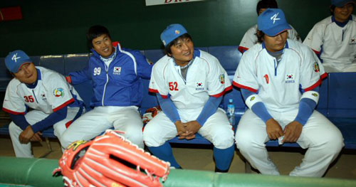 6일 일본 도쿄돔에서 2009 월드베이스볼클래식(WBC) 첫 경기 타이완전을 앞둔 대한민국 야구 대표팀 이진영, 선발 투수 류현진, 김태균, 이대호(사진 왼쪽부터)가 훈련 준비를 하고 있다. 