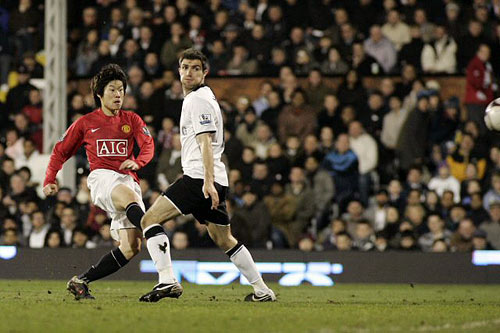 8일(한국시간) 영국 크레이븐 코티지 스타디움에서 열린 2008-2009 FA컵 8강전 풀럼 FC와 원정 경기에서 맨유의 박지성이 통쾌한 중거리포를 성공시키고 있다. 이 골은 맨유통산 10번째 골이고 시즌 2호골이기도 하다. 