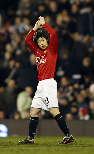 8일(한국시간) 영국 크레이븐 코티지 스타디움에서 열린 2008-2009 FA컵 8강전 풀럼 FC와 원정 경기에서 맨유의 박지성이 통쾌한 중거리포를 성공시키고 있다. 이 골은 맨유통산 10번째 골이고 시즌 2호골이기도 하다. 