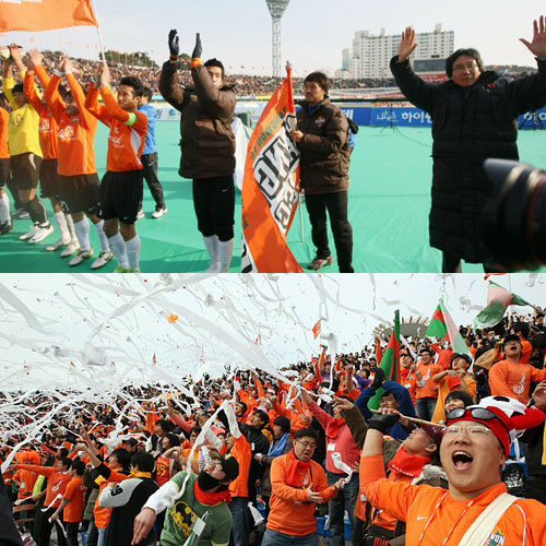 8일 강릉종합운동장에서 열린 2009 프로축구 K리그 신생팀 강원FC-제주 유나이티드 경기에서 승리한 뒤 최순호(오른쪽)감독과 선수들이 제주를 1대0으로 꺾고 개막전 승리를 거둔 후 관중들의 성원에 손을 흔들며 답례하고 있다.(사진 위)<BR>K리그 15번째 구단으로 공식 출범한 강원FC의 개막전이 열린 8일 강릉종합운동장에는 많은 관중들이 몰려 휴지를 던지며 홈팀을 응원하고 있다.(사진 아래) 