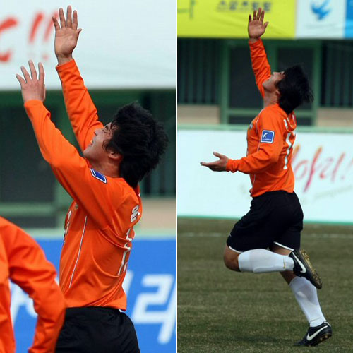 8일 강릉종합운동장에서 열린 2009 프로축구 K리그 신생팀 강원FC-제주 유나이티드 경기에서 강원 윤준하가 첫 골을 성공한 뒤 환호하고 있다. 