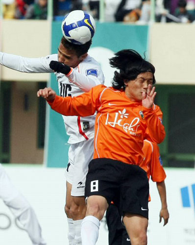 8일 강릉종합운동장에서 열린 2009 프로축구 K리그 신생팀 강원FC-제주 유나이티드 경기에서 강원 마사히로(오른쪽)와 제주 비케라가 공중 볼을 다투고 있다. 